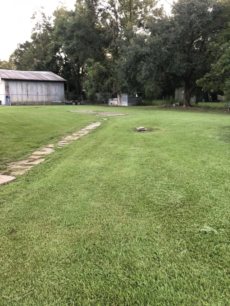 Affordable yard maintenance with custom design in Breaux Bridge, LA by Affordable Lawn Care