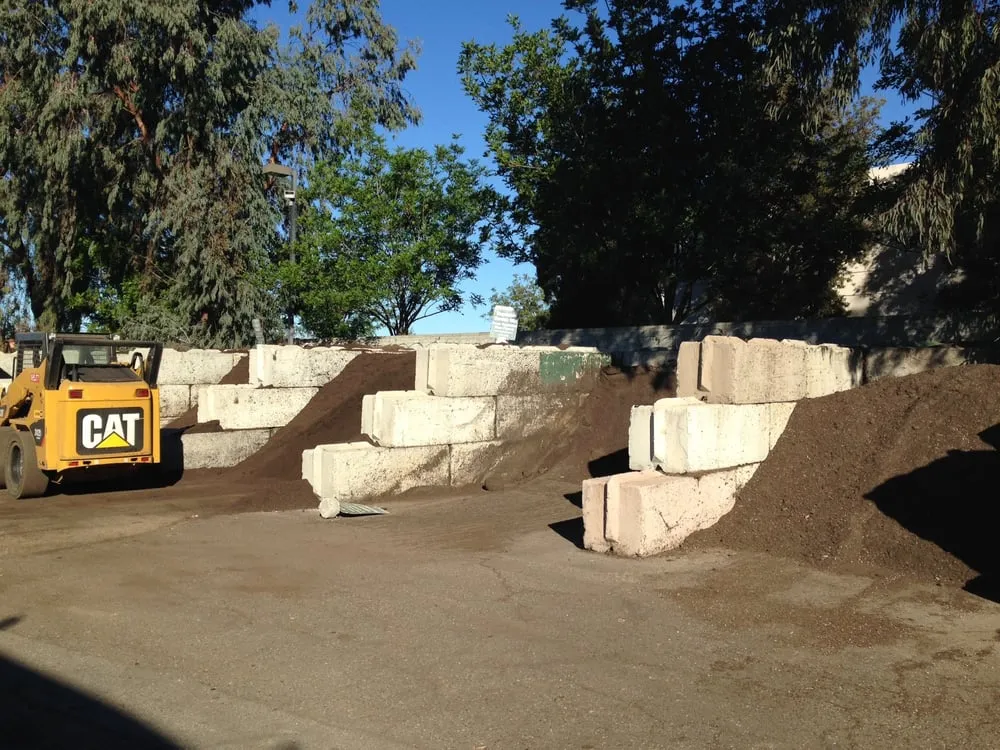 Custom yard cleanup service in Oxnard, CA - Agromin