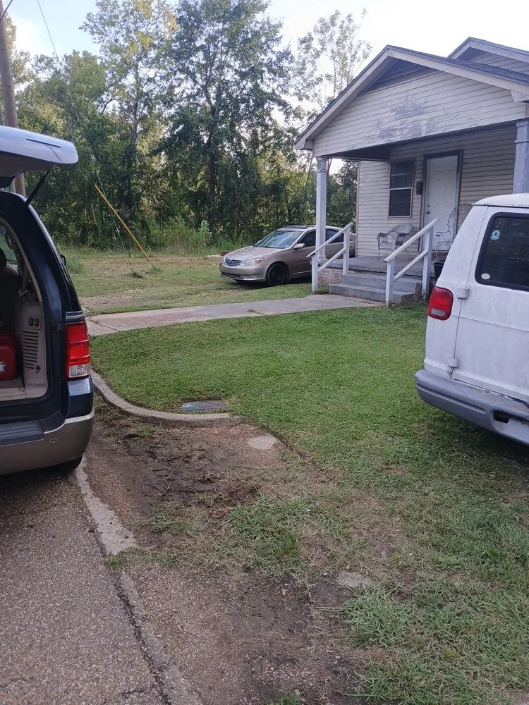 Professional outdoor landscaping experts serving Jackson, MS - A&J Lawn care Service