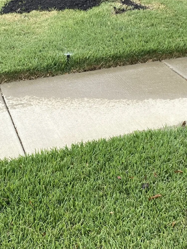 Professional lawn mowing service experts serving Pearland, TX - AJ Unlimited