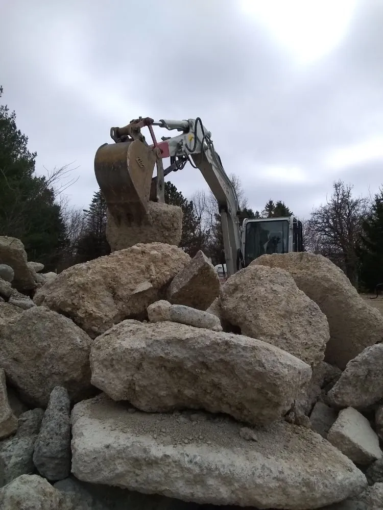 Top-rated landscaping services in Mapleton, IL - Al Bragg Excavating