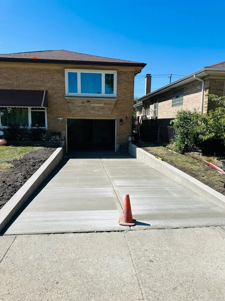 Reliable lawn mowing service in Chicago, IL by Alanis concrete services