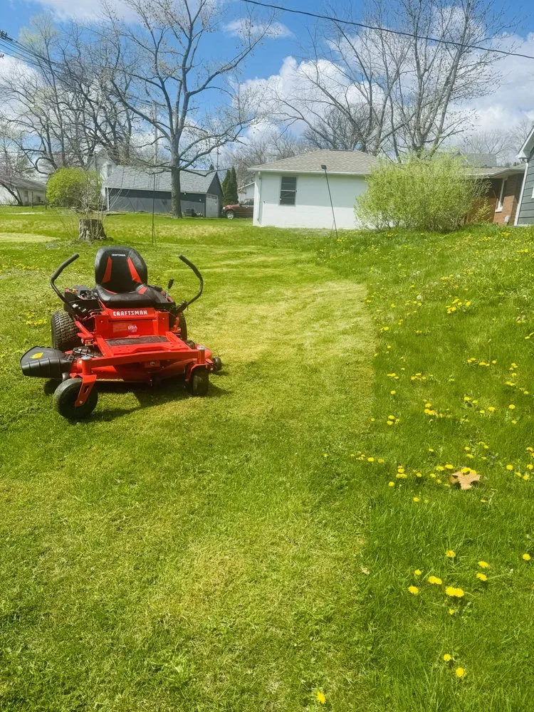 Reliable yard maintenance in Mahomet, IL by Alaran