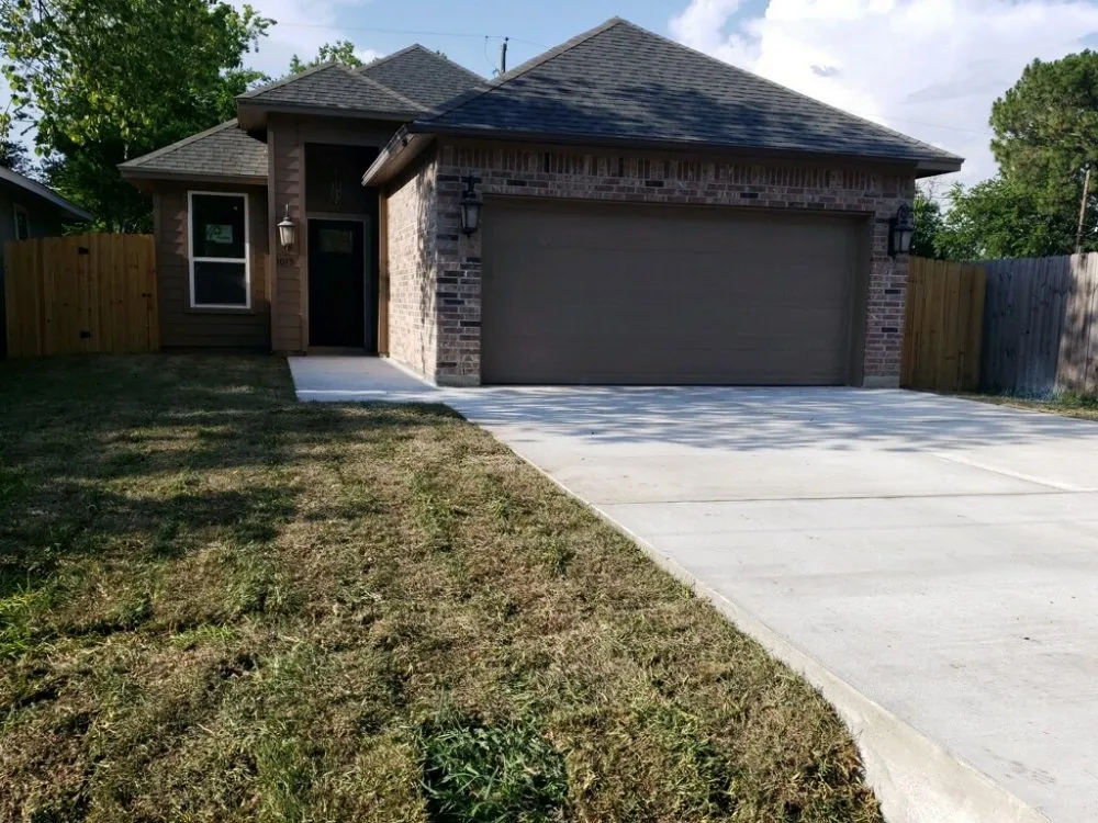 Top-rated outdoor landscaping in Houston, TX by Alarcon Landscaping