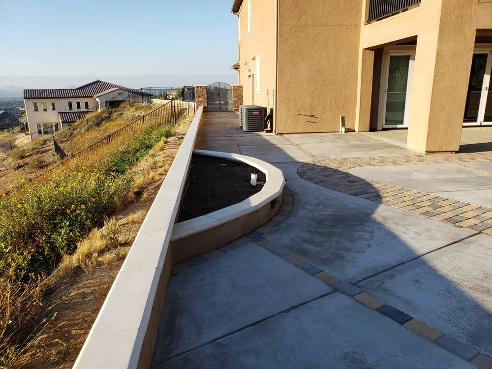 Custom outdoor landscaping in Jurupa Valley, CA by Alavez landscaping