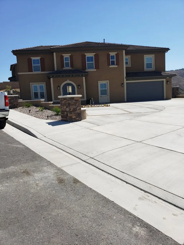 Professional lawn mowing service experts serving Jurupa Valley, CA - Alavez landscaping