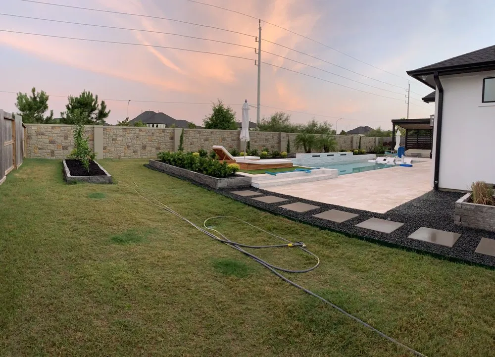 Reliable yard cleanup service for outdoor upgrades in Sugar Land, TX by Alberto lawn services