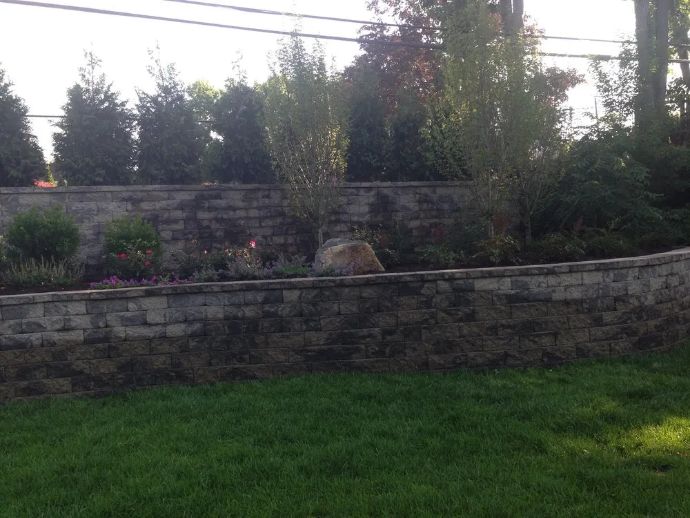 Expert garden landscaping in Albertson, NY - Albert's Landscaping