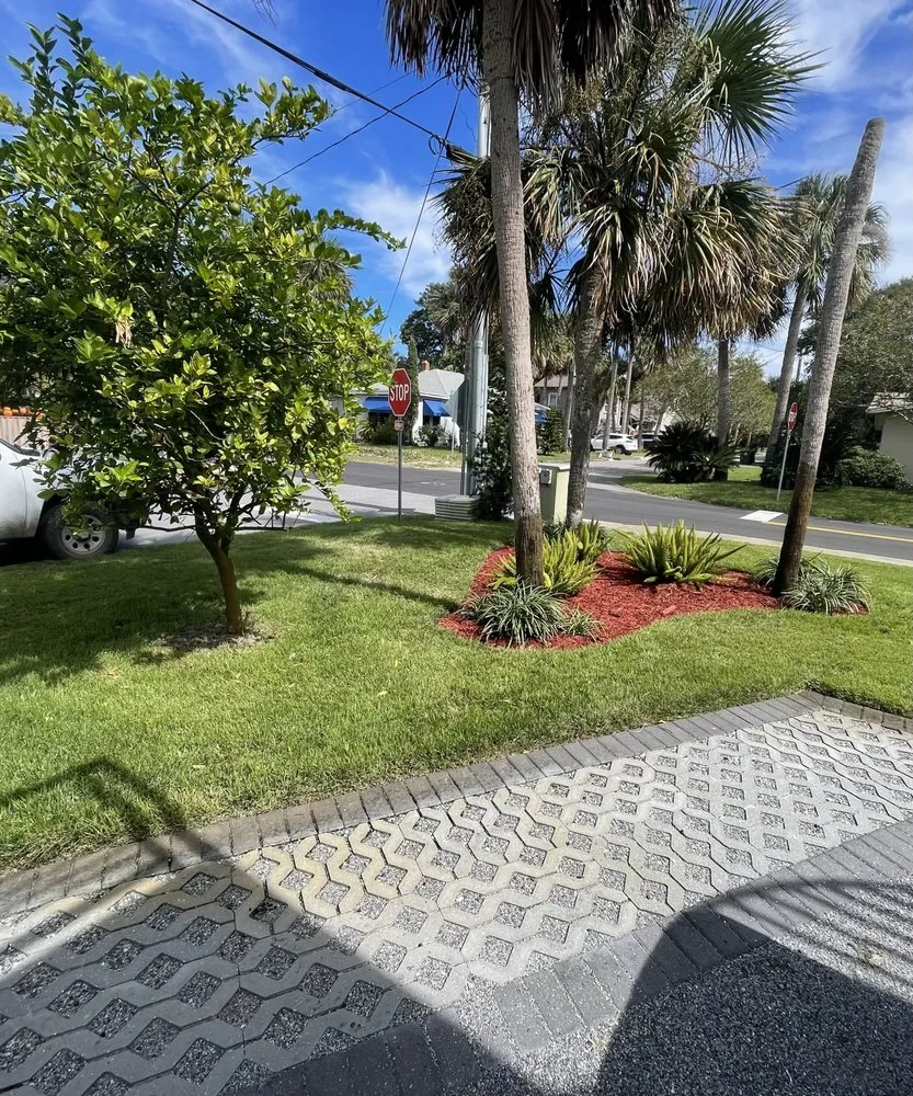 Trusted yard maintenance for homes in Jacksonville, FL by Alcantara Landscaping