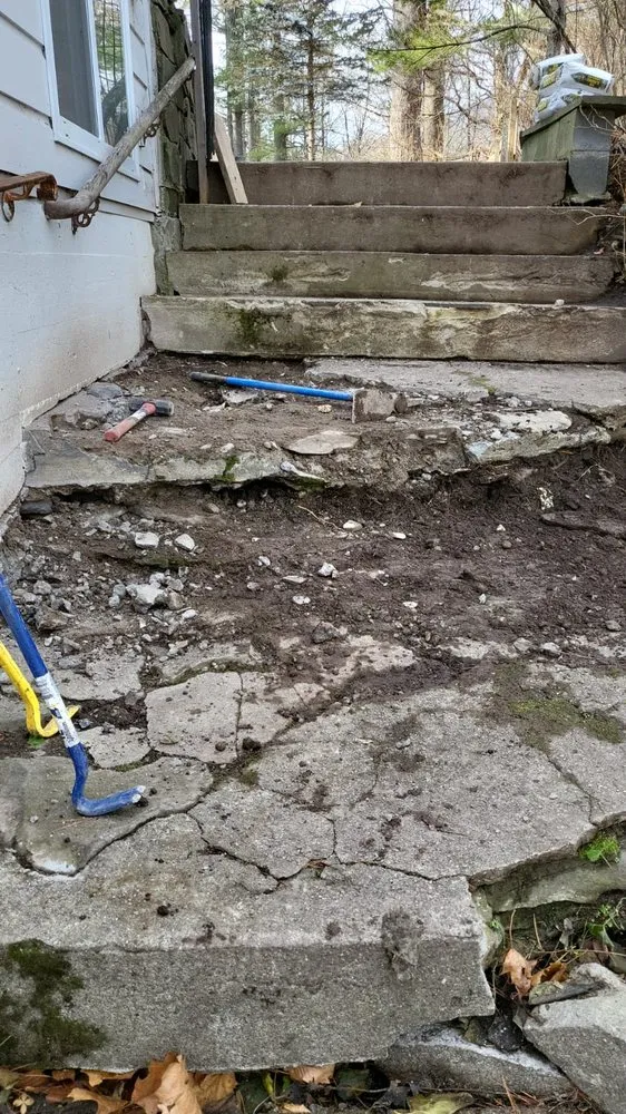 Custom garden landscaping for beautiful yards in Kingston, NY by Aldo's Lawncare & Maintenance