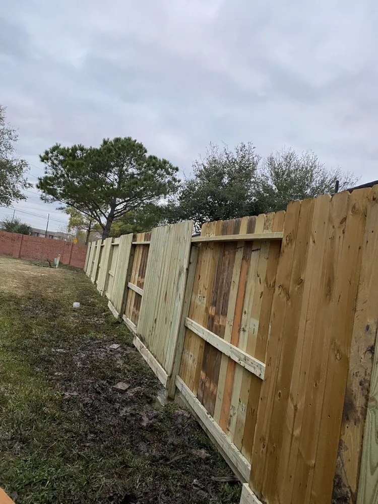 Custom garden landscaping in Rosharon, TX by Aleman Fencing & Landscaping