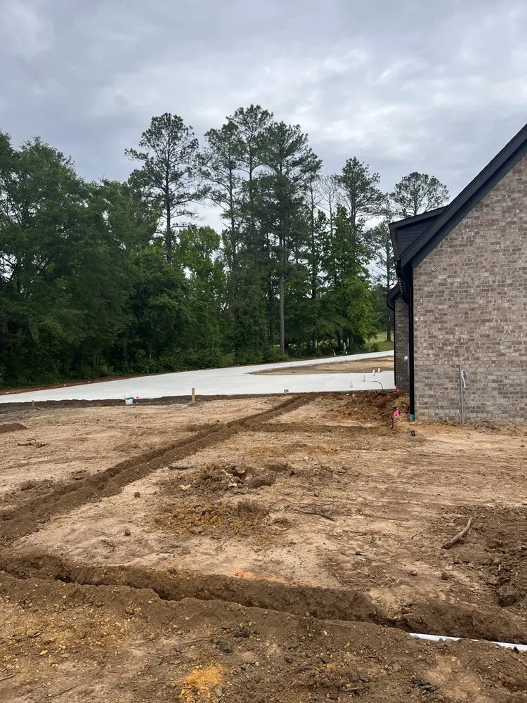 Custom yard cleanup service for homes across Montgomery, AL - Alex Lawncare & Landscaping