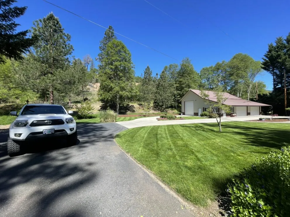 Expert yard maintenance near you across Medford, OR - Alex on a Mission