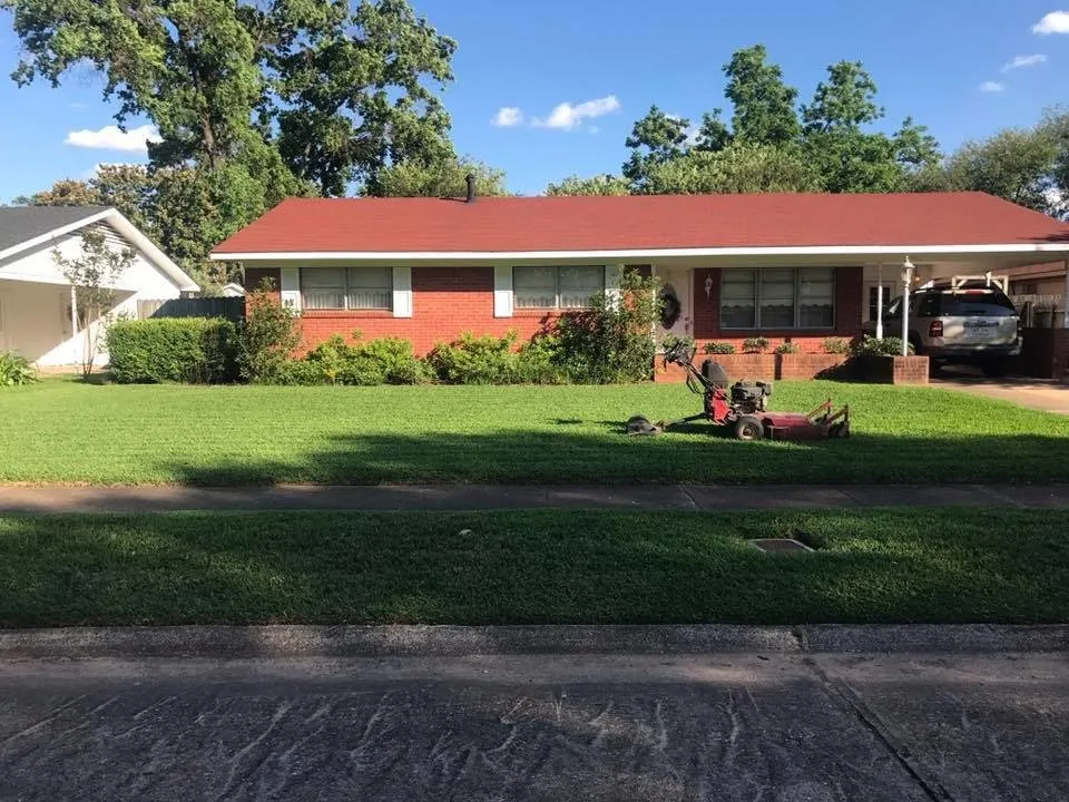 Professional lawn mowing service experts serving Shreveport, LA - Alexis Lawn and Landscape
