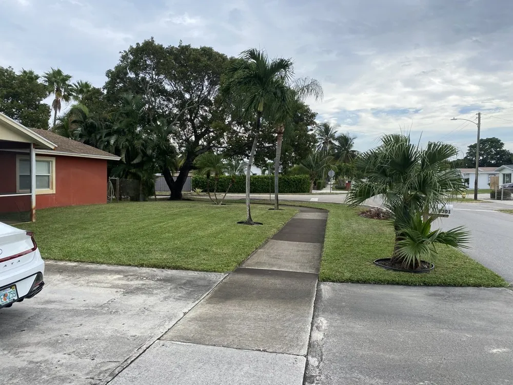 Reliable garden landscaping near you in Boynton Beach, FL by Alexis Lawn Care Service