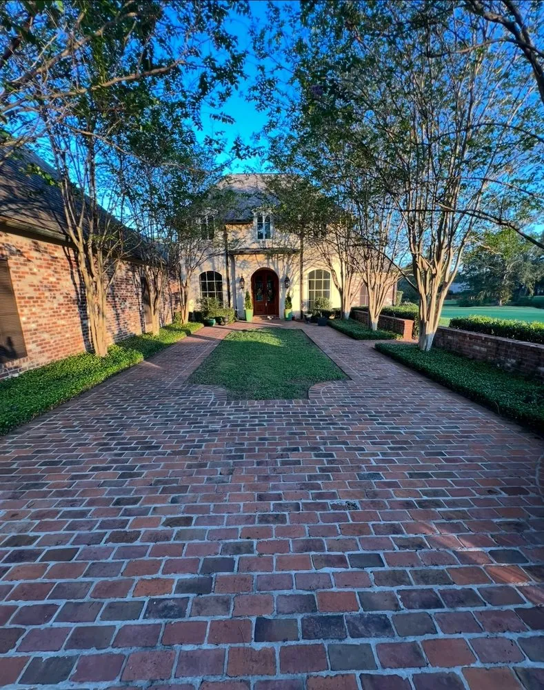 Expert lawn mowing service in Canton, MS by Alex’s Lawn Services