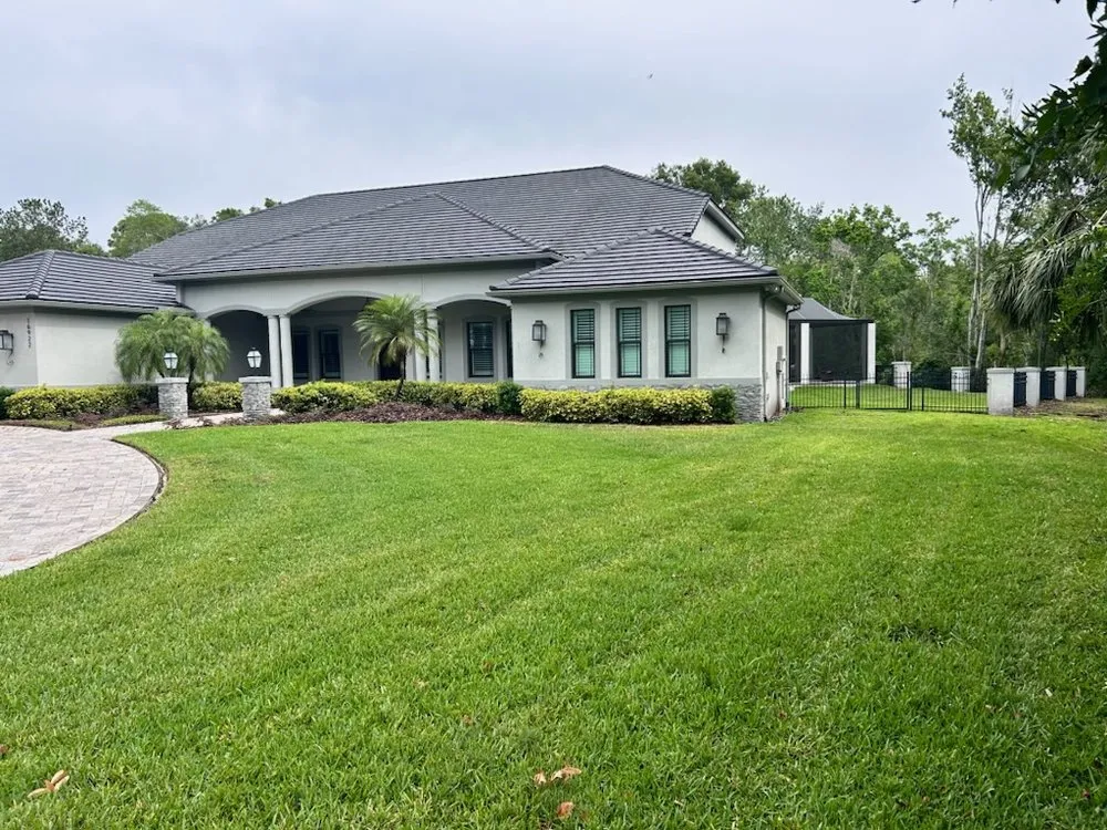 Professional lawn mowing service experts serving Tampa, FL - Alfonso's lawn and landscaping