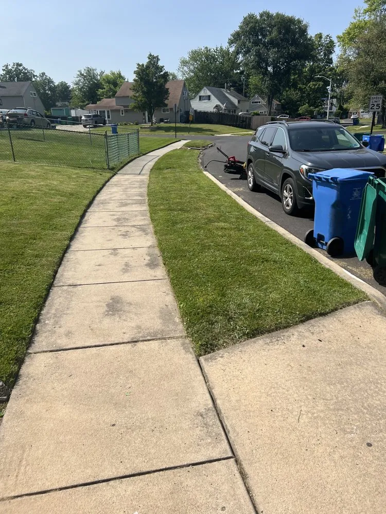 Trusted garden landscaping for year-round maintenance in Philadelphia, PA by Alfredo’s Lawn Care