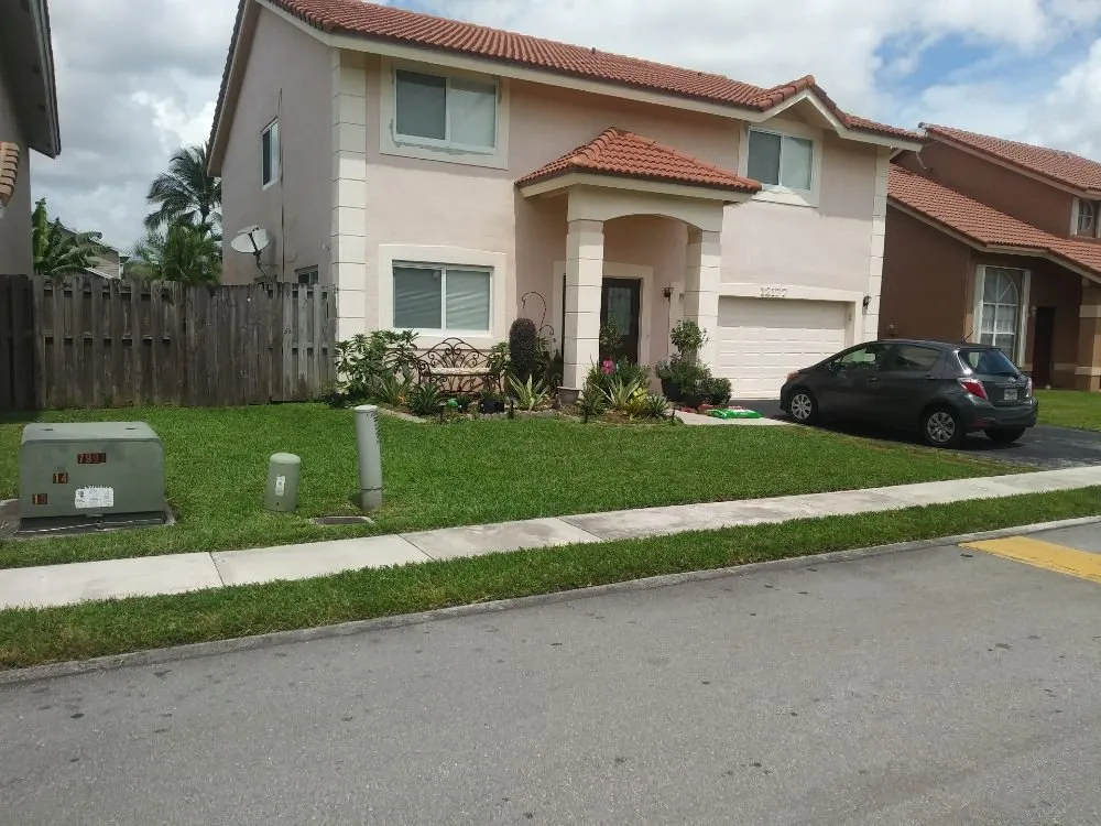 Trusted lawn mowing service in North Lauderdale, FL by Alimayu Lawns