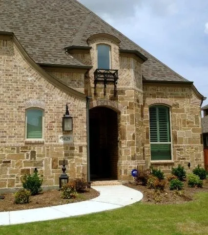 Top-rated yard maintenance with custom design in Tyler, TX by All Natural Stone & Grass