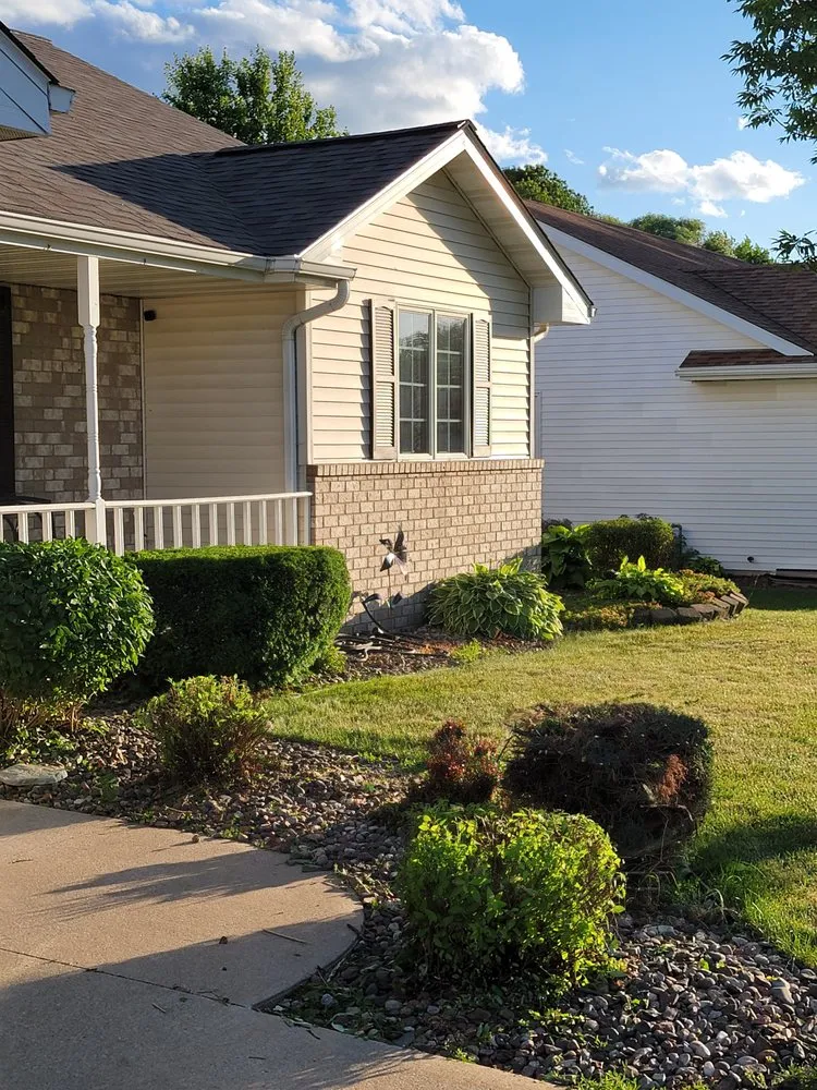 Reliable lawn mowing service in De Pere, WI - All services & Landscaping