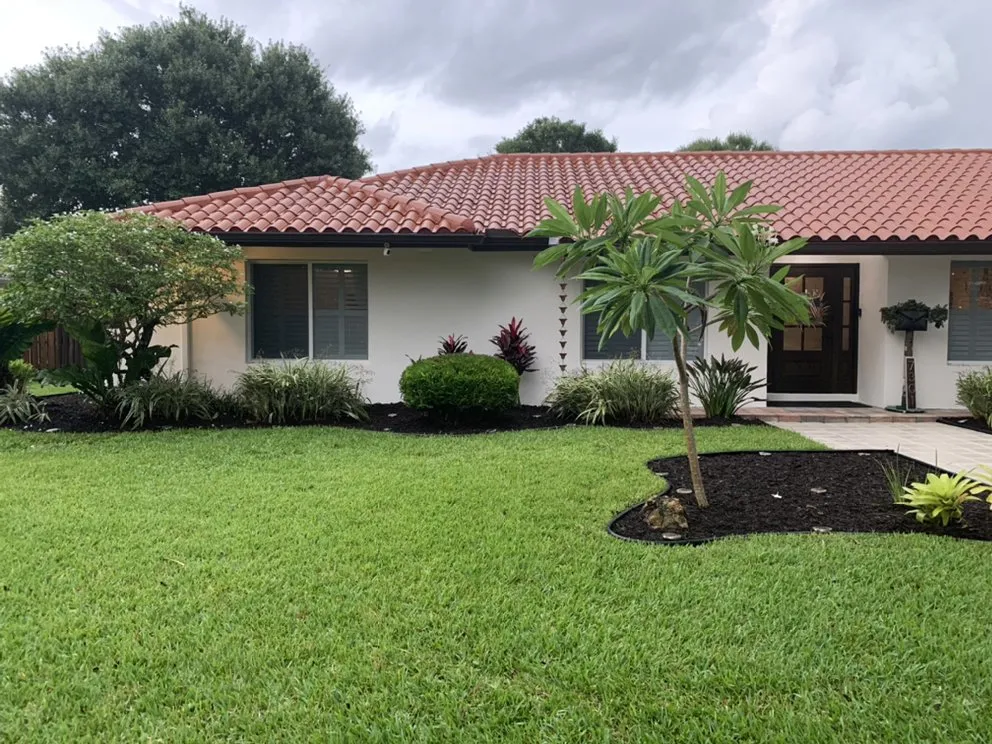 Top-rated residential landscaping with custom design in Fort Lauderdale, FL by Allan Mendoza Landscaping & High Power Pressure Cleaning