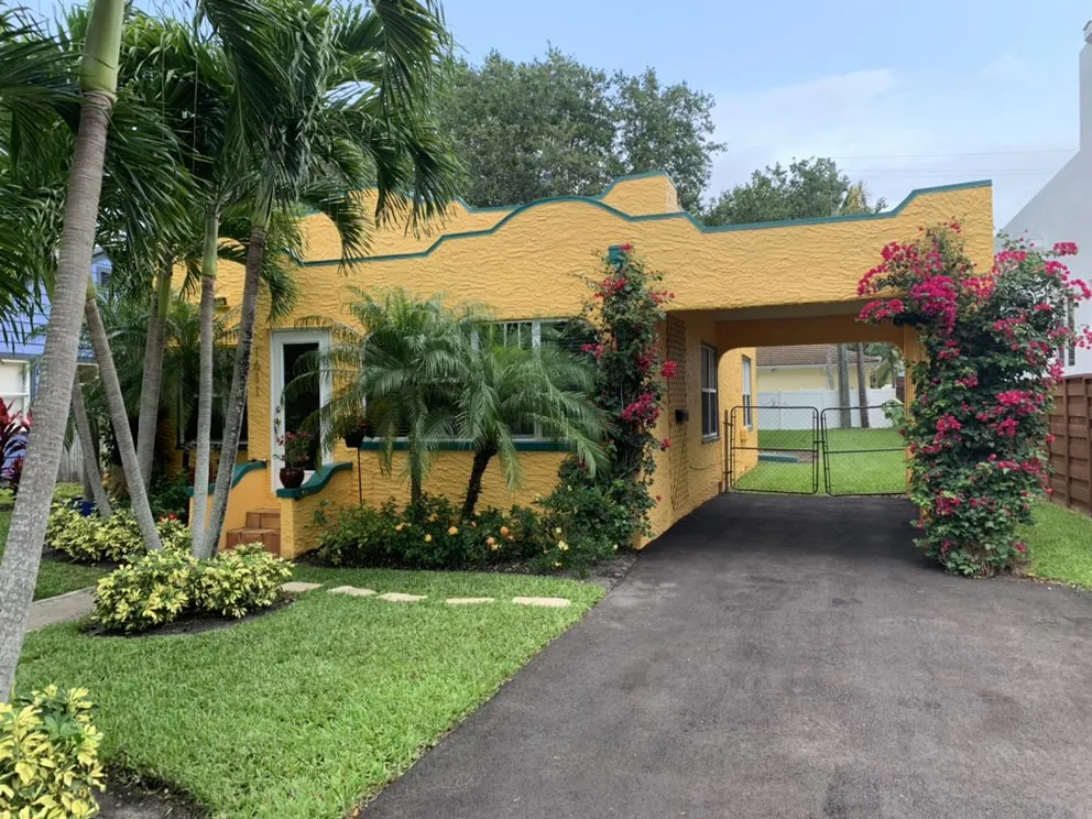 Professional lawn mowing service for homes in Fort Lauderdale, FL by Allan Mendoza Landscaping & High Power Pressure Cleaning