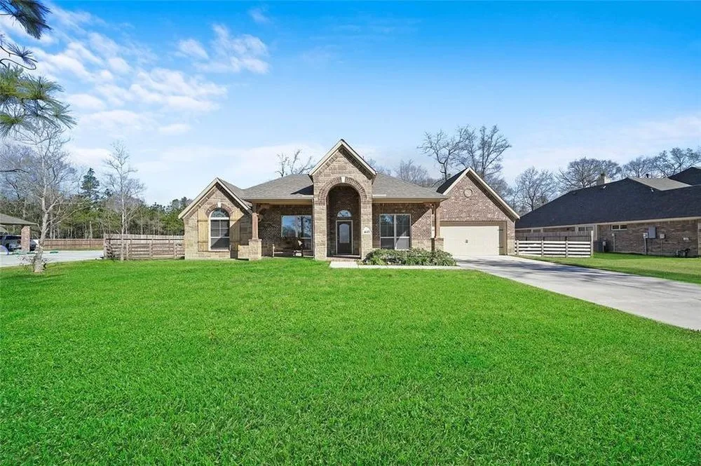 Custom yard maintenance for residential properties across Conroe, TX - Allied Lawn and Landscape