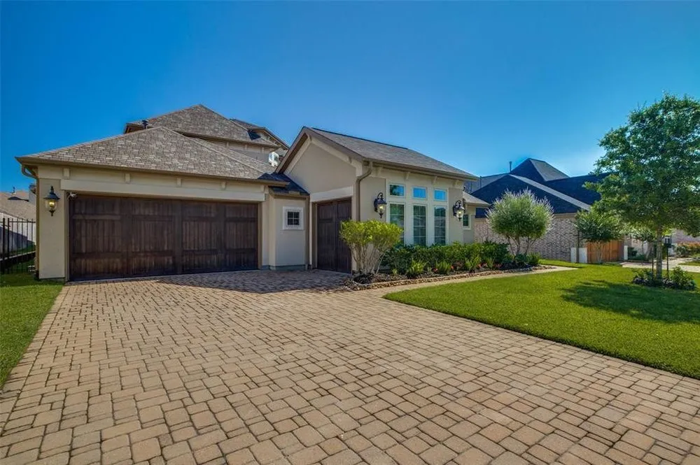 Expert yard maintenance in Conroe, TX by Allied Lawn and Landscape