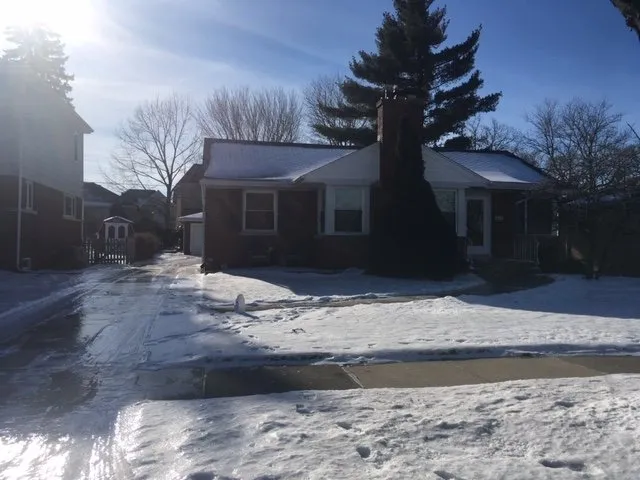 Custom lawn mowing service experts serving Lockport, IL - Allow Me Landscaping and Moving