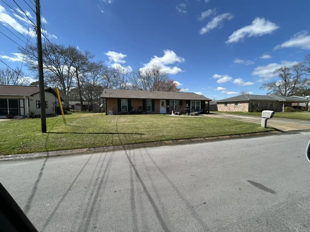 Custom outdoor landscaping experts serving Ocean Springs, MS - Almond’s Land Service