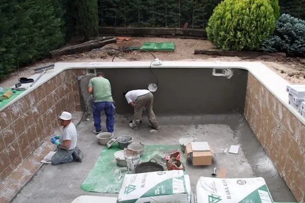 Expert yard maintenance in Chicago, IL by Aloha Pools and Luxury Backyards