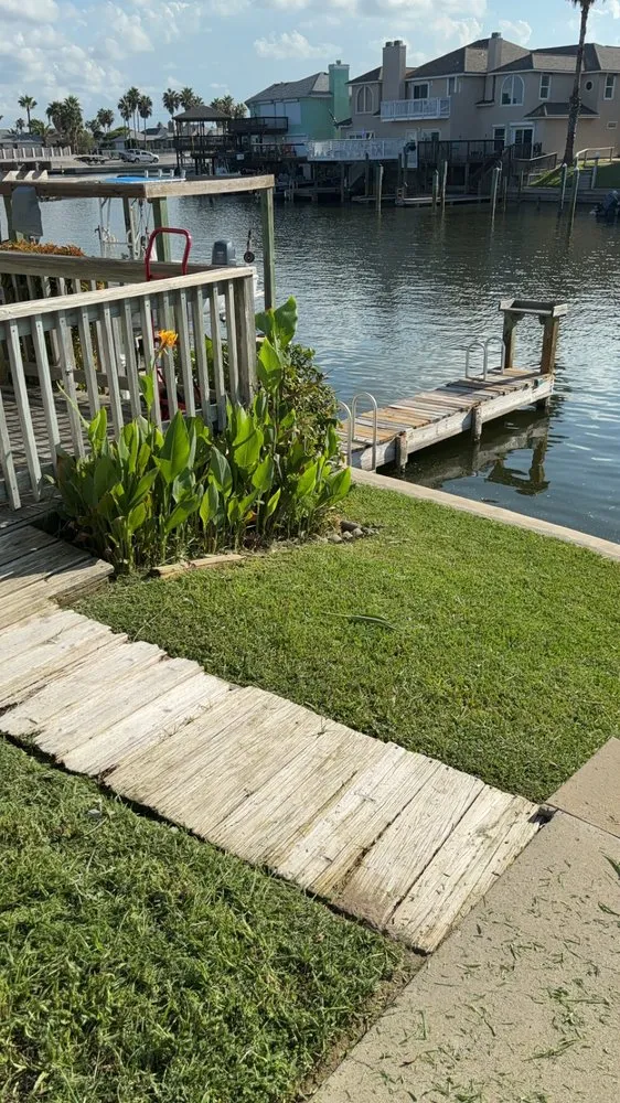 Professional residential landscaping experts serving Corpus Christi, TX - AL’s Lawn Service & Gonzalez Construction