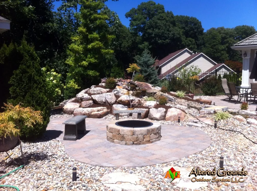 Custom outdoor landscaping experts serving Pontoon Beach, IL - Altered Grounds