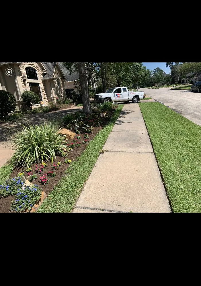 Local lawn mowing service for residential properties in Houston, TX by Aluches
