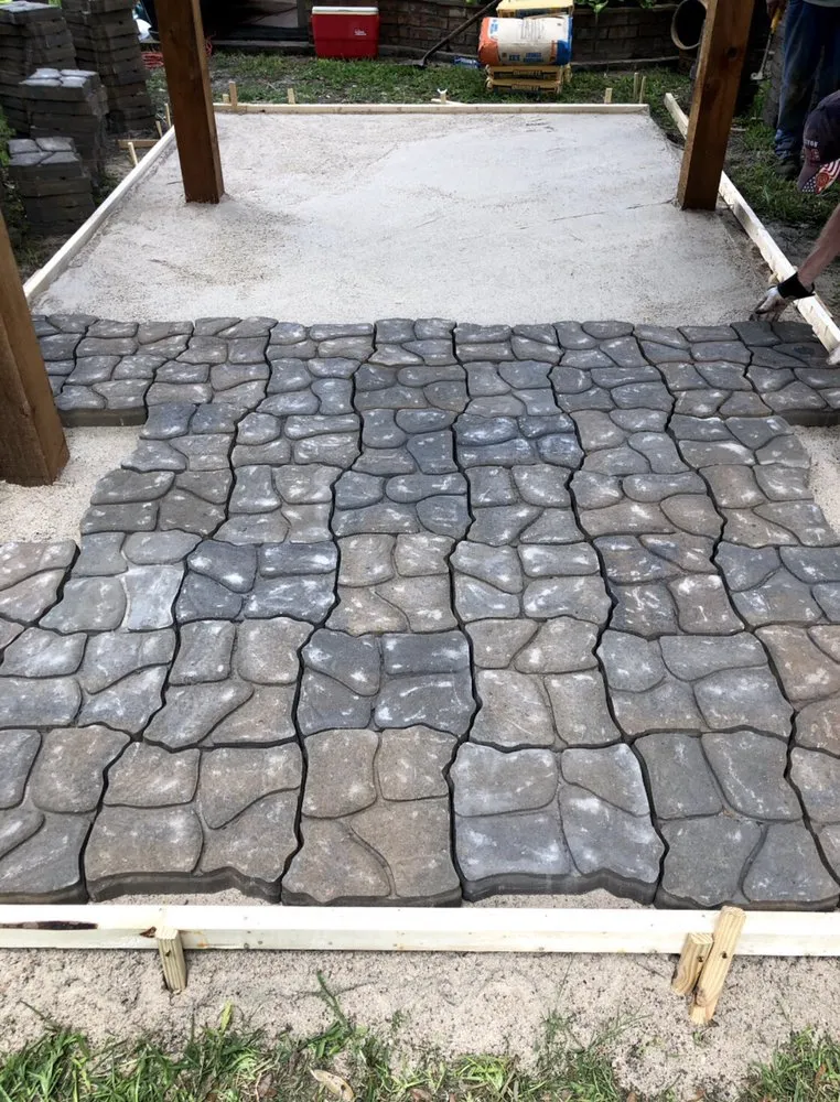 Expert garden landscaping for year-round maintenance in Houston, TX by Alvarado Landscaping