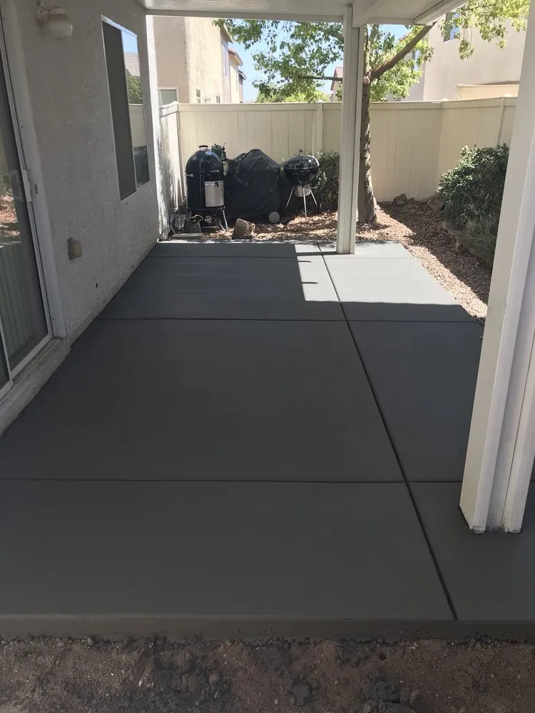 Top-rated yard cleanup service for residential properties in Las Vegas, NV by Alvarado's Creations