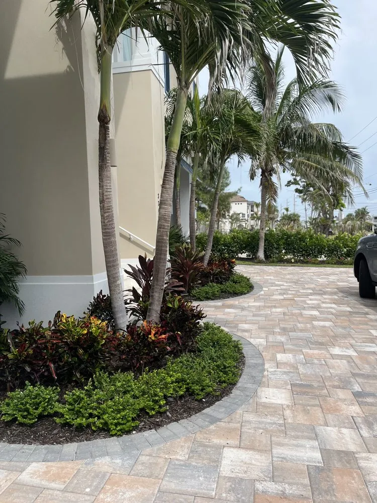 Custom lawn care service near you in Fort Myers, FL by Alvarado’s Landscaping