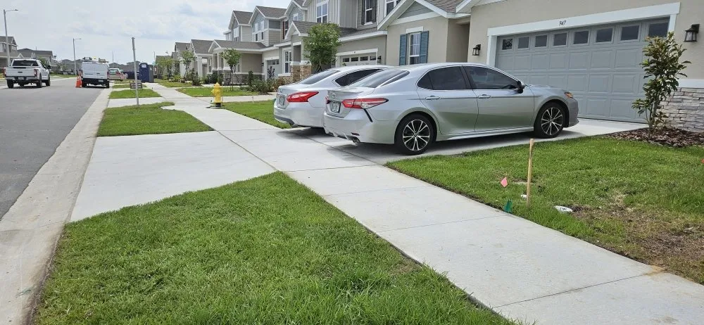 Professional yard cleanup service for homes in Auburndale, FL by Alvarado's Landscaping Services