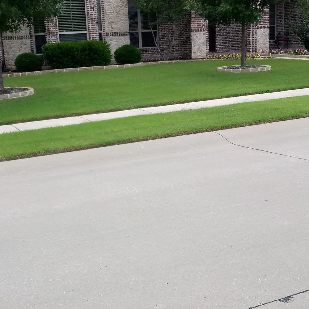 Affordable lawn mowing service in Dallas, TX - Alvarez Landscaping