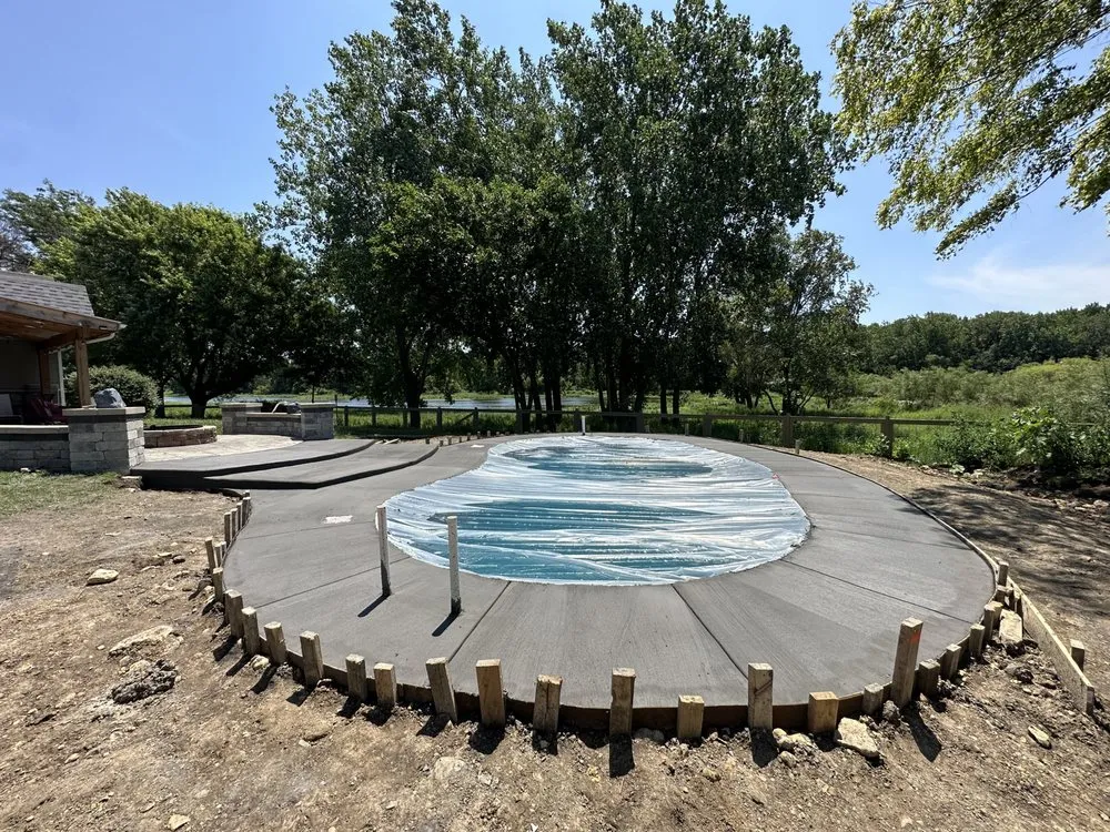 Affordable garden landscaping in Joliet, IL - Alvarez Lawn & Concrete Service