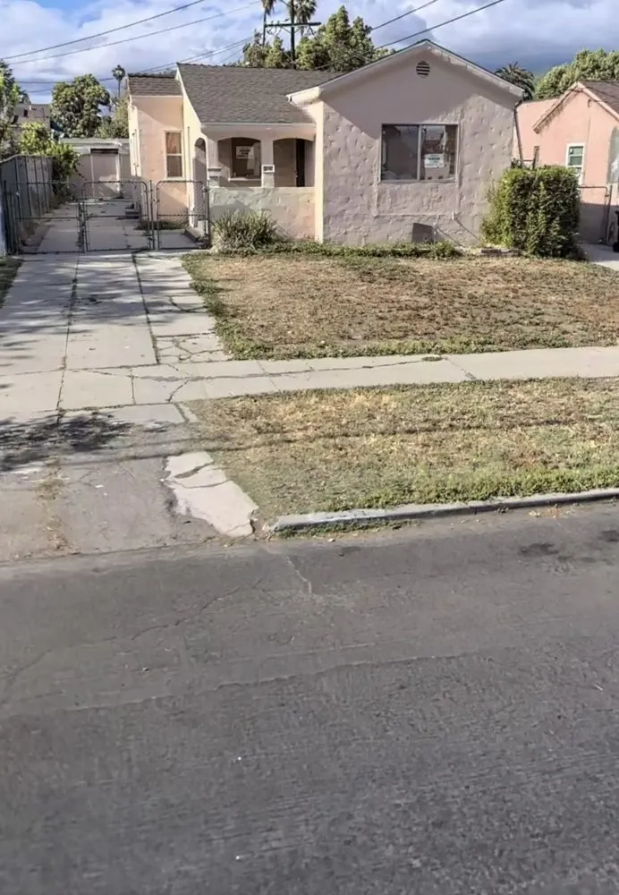 Custom lawn mowing service for homes in Los Angeles, CA by Alvarez Tree Care