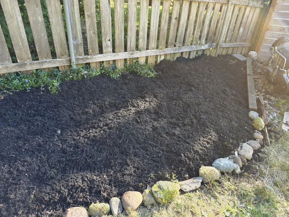 Custom garden landscaping in Mountlake Terrace, WA by Alwright Logistics