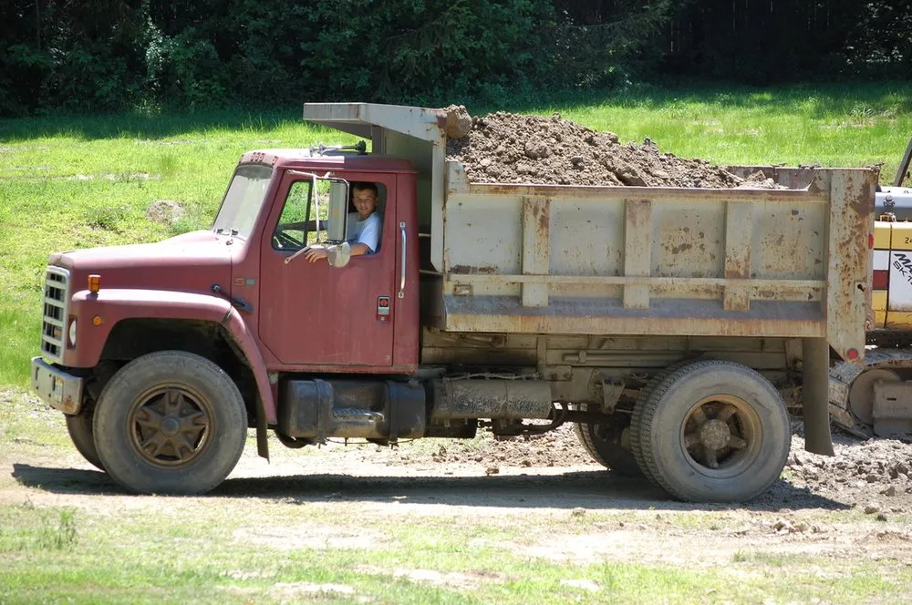 Reliable yard cleanup service for beautiful yards in North Ridgeville, OH by American Earth Supply