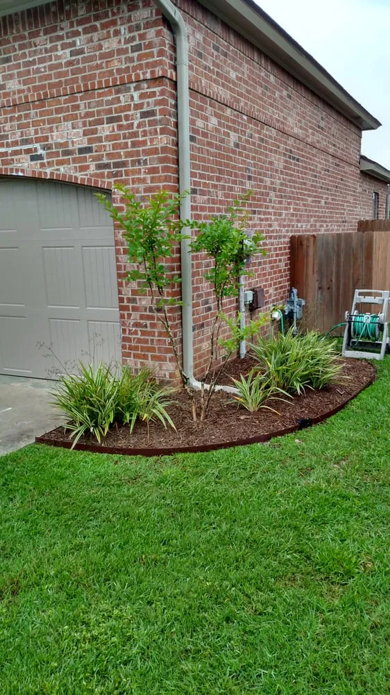 Custom lawn mowing service for residential properties in Lafayette, LA by Ameriscape Lawn & Landscape
