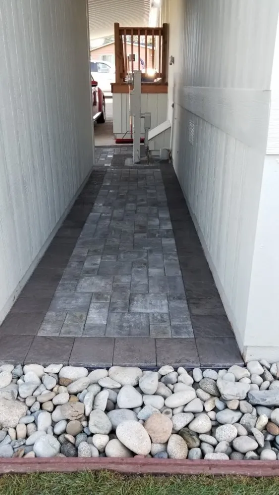 Professional lawn mowing service experts serving Everett, WA - América Landscaping