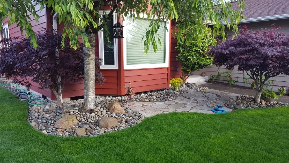 Expert lawn mowing service in Everett, WA by América Landscaping