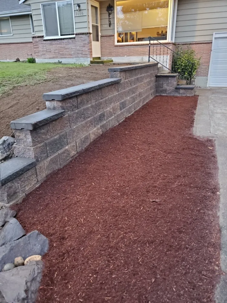 Custom lawn care service experts serving Everett, WA - América Landscaping