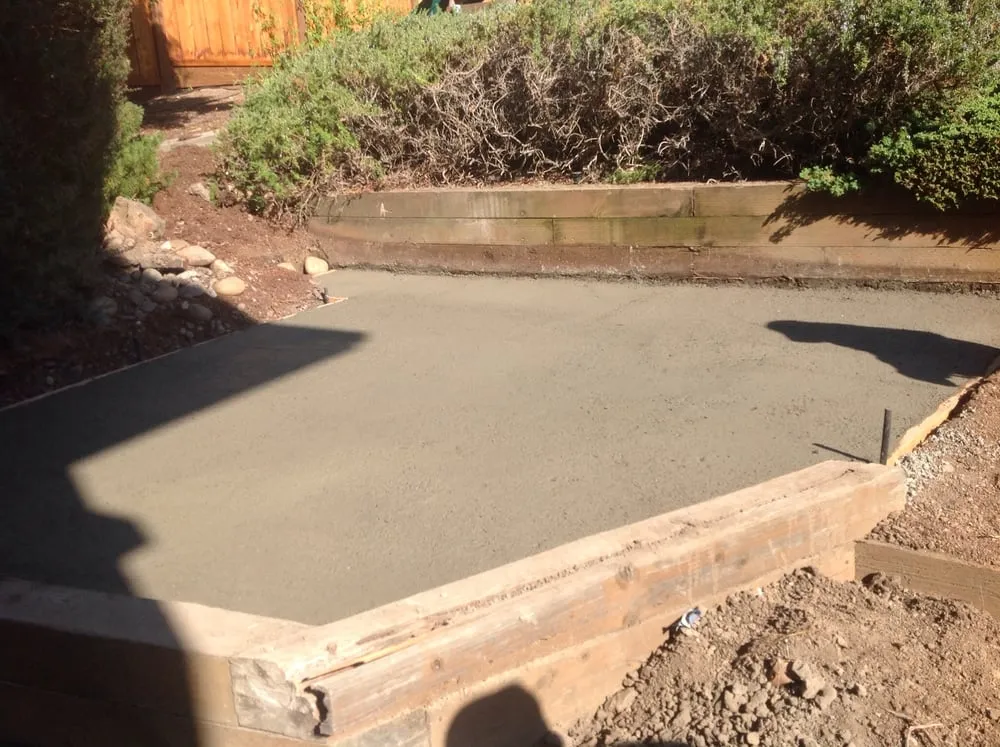 Custom outdoor landscaping in Oakland, CA by Andres' Garden Services