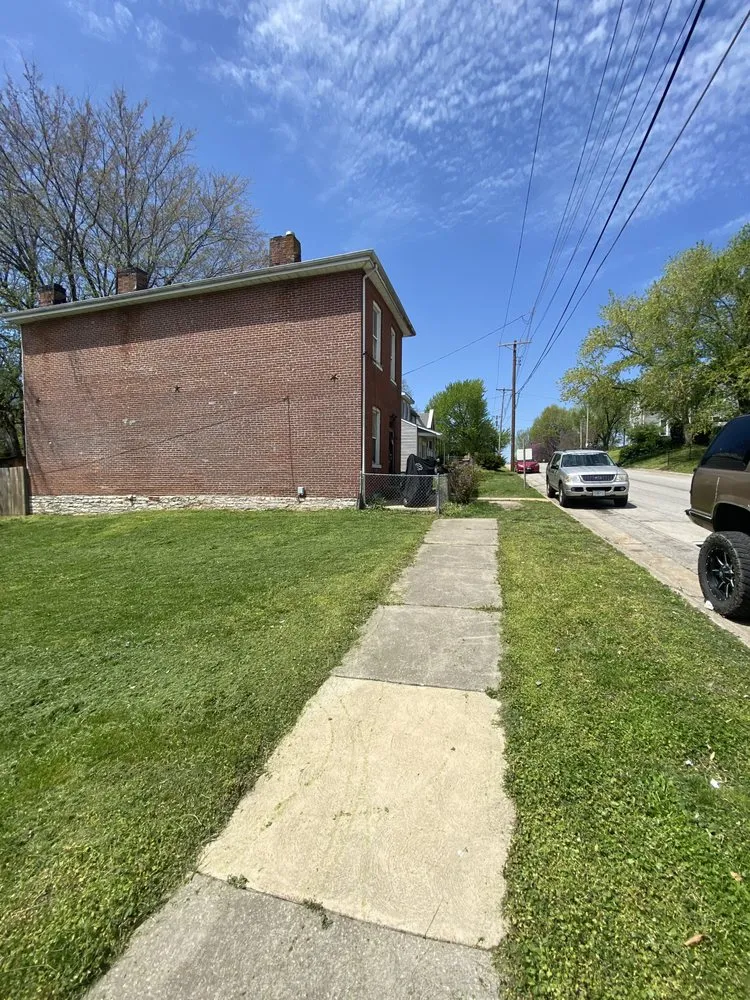 Affordable lawn mowing service for residential properties across Saint Louis, MO - Andre’s landscaping